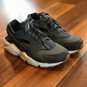 NIKE AIR HUARACHE RUN SE SZ: W 9.5